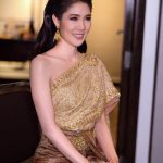 เจ้าสาว ชุดไทย ในทรงผมปล่อยยาว ดูดีมีคลาส