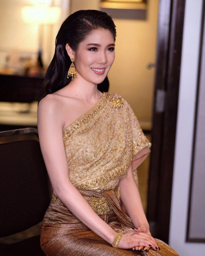 เจ้าสาว ชุดไทย ในทรงผมปล่อยยาว ดูดีมีคลาส