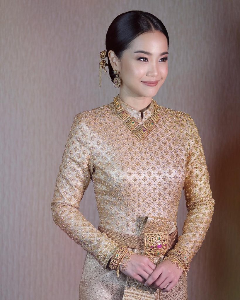 ทรงผมเจ้าสาวชุุดไทย เกล้าผมแสกกลาง