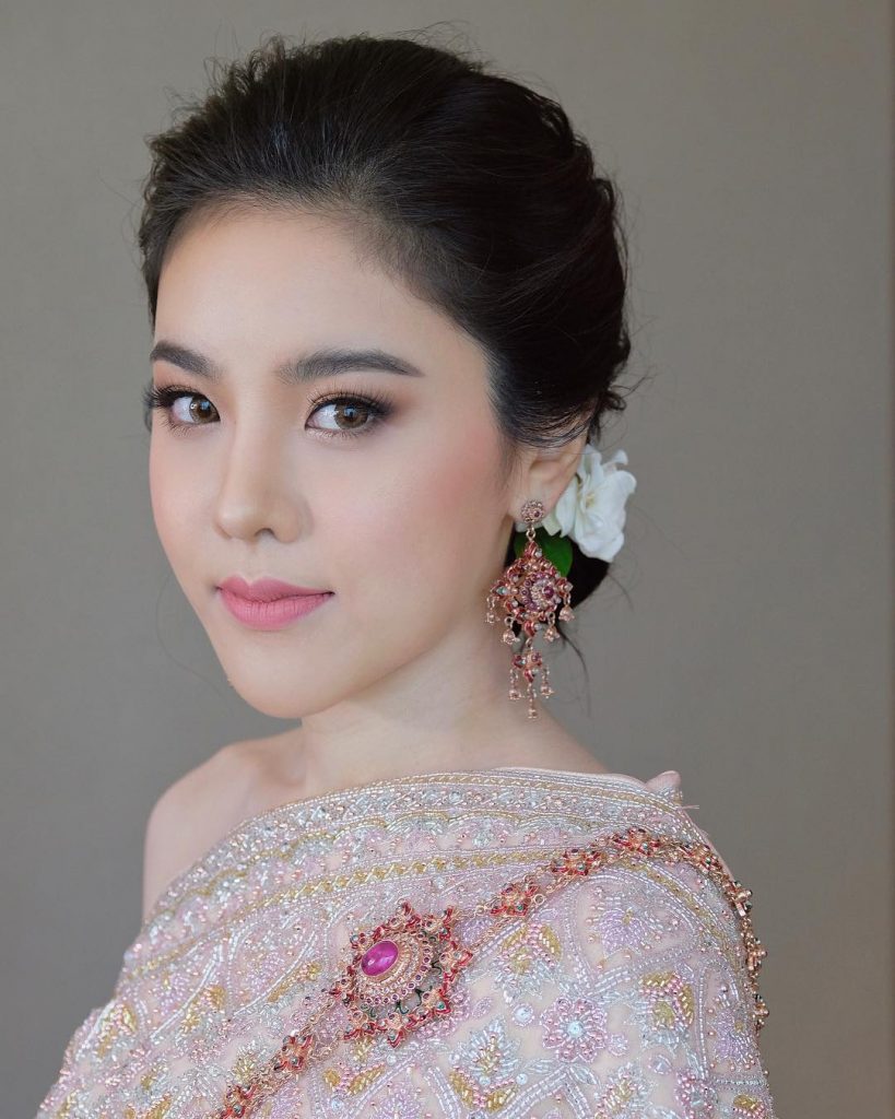 ทรงผมเจ้าสาวชุดไทย เกล้าผม แบบฟุ้ง ๆ มีกิมมิค