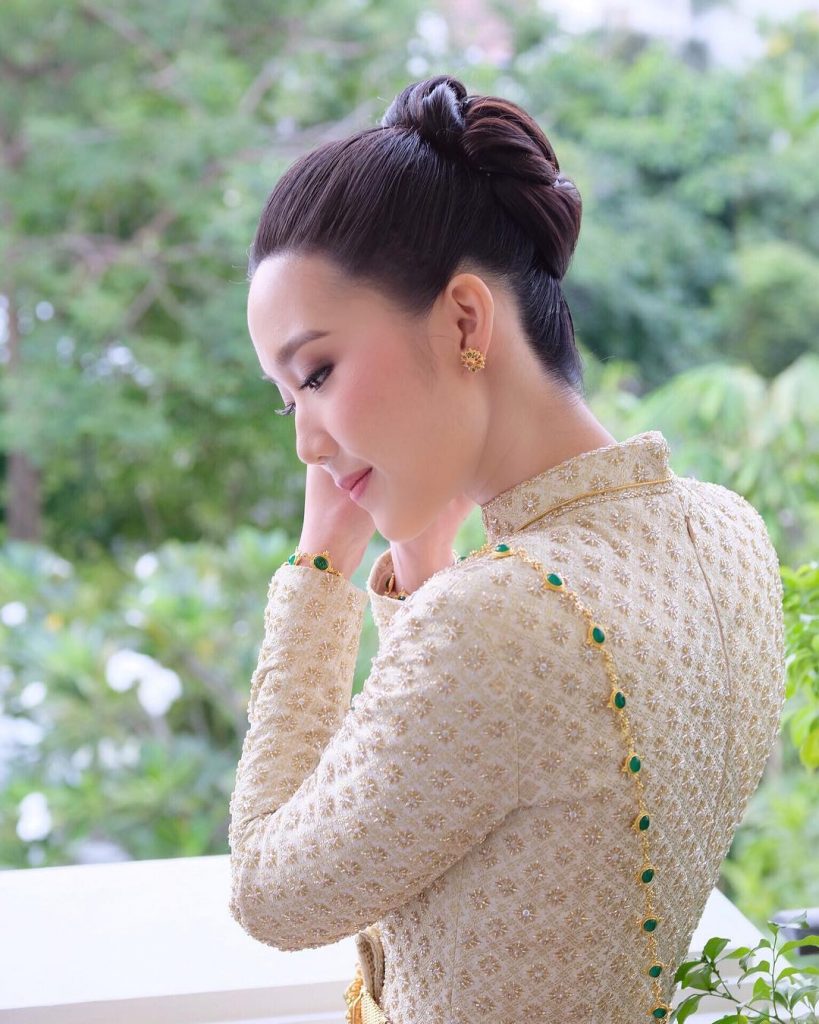 ทรงผมเจ้าสาวแบบเกล้าผม โชว์ใบหน้าอันสวยงาม
