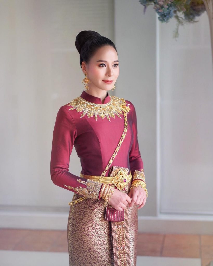 เจ้าสาว ชุดไทย ในทรงผมปล่อยยาว ดูดีมีคลาส