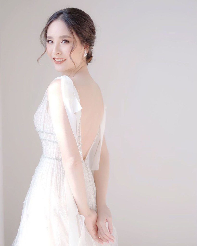 ทรงผมเจ้าสาวเกล้าต่ำ เรียบหรู ดูเบา ๆ